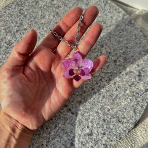 Naszyjnik z fioletową orchideą