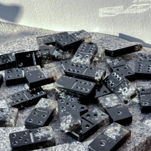Domino z żywicy