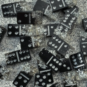 Domino z żywicy